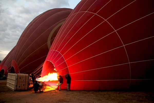 hot-air-balloon-ride-1028896_640