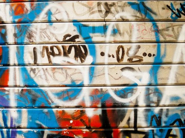 02 Graffiti_zeď_posprejovaná